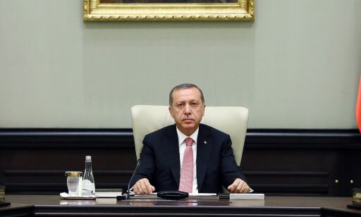 Erdogan lever ved sverd