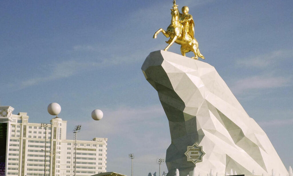 Presidenten i et av verdens mest lukkede land går under navnet «Beskytteren». Nå har han reist denne statuen av seg selv