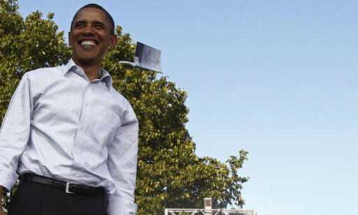 Obama angrepet av bok-kaster og naken mann
