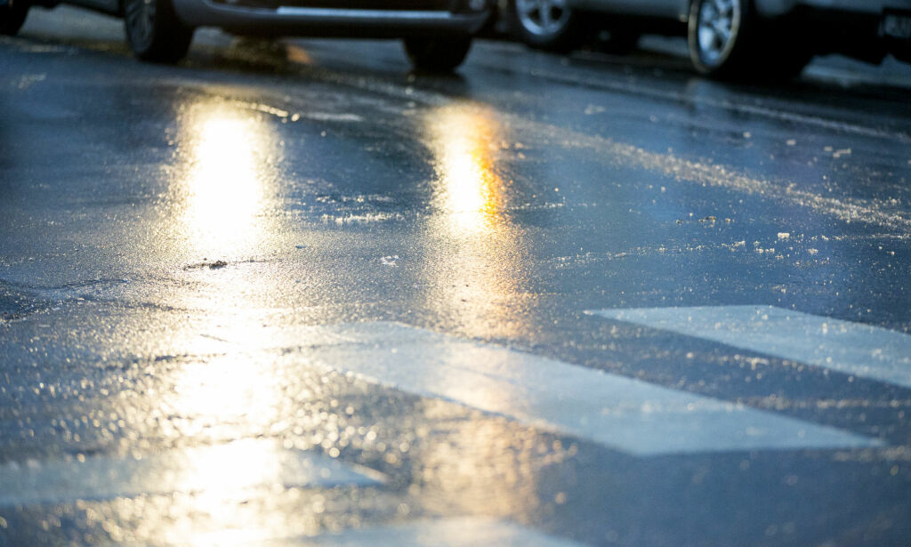 Advarer om speilblanke veier på Østlandet. Full stopp på E6 etter trafikkulykker