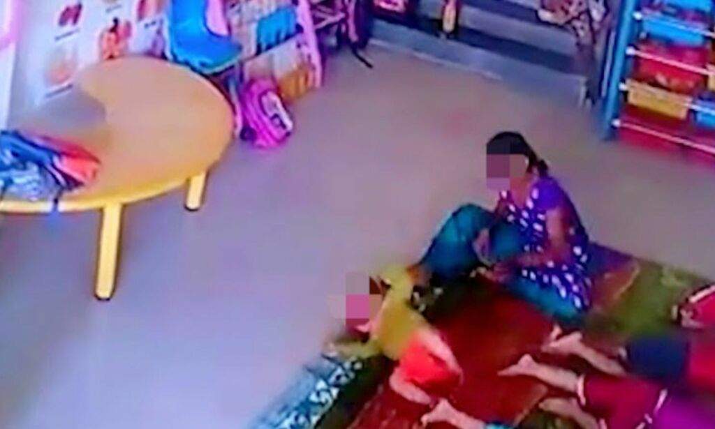 NB! Sterke bilder: Her blir den ni måneder gamle babyen kastet rundt og slått i en barnehage i India