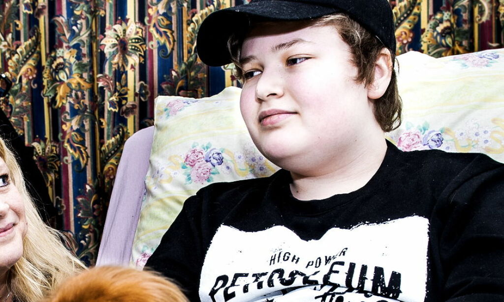 Kristian (15) må ha hjelp til alt. Den ME-syke gutten har ligget til sengs i fire år
