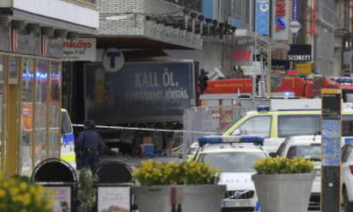 Flere drept etter at laste­bil kjørte inn i folke­mengde i Stock­­holm. En person pågrepet