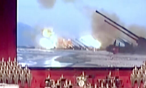 Viser film av at de bomber amerikansk by til full applaus