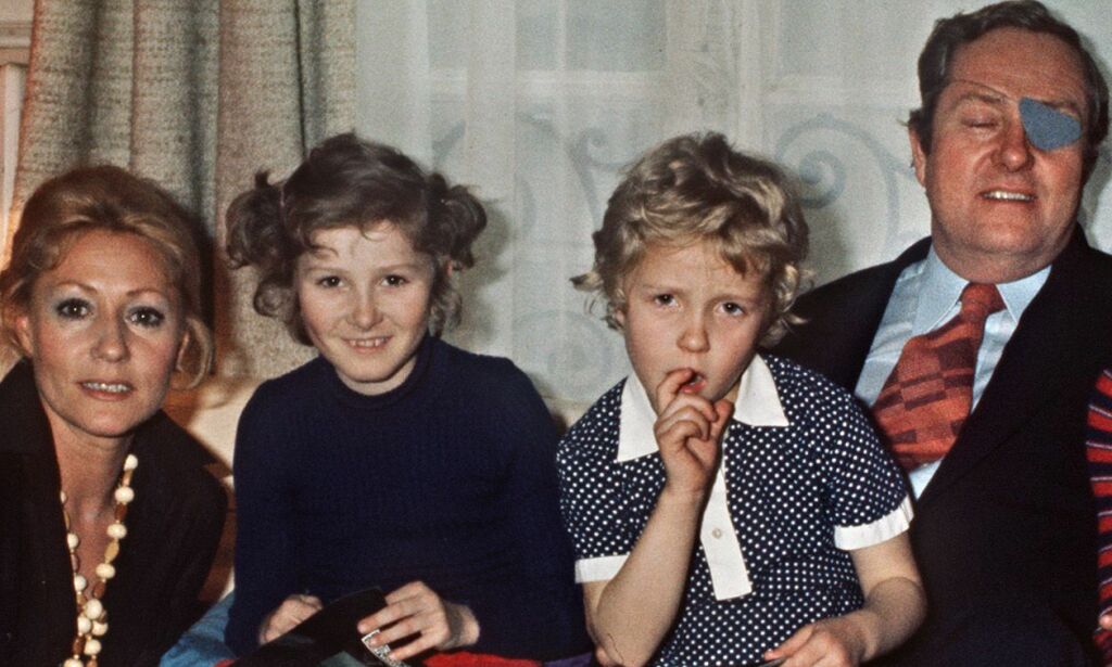 Forlatt av mora, overlevde bombe og giftet seg med 24 år eldre lærer. Slik er de franske kandidatene helt privat
