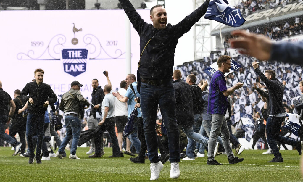 Stormet banen etter at 118 år gammel historie ble avsluttet med seier over Mourinho