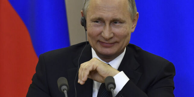 Russian President Vladimir Putin smiles during a joint press conference with Italian Prime Minister Paolo Gentiloni following their meeting at the Bocharov Ruchei state residence in Sochi, Russia, May 17, 2017. REUTERS/Yuri Kadobnov/Pool