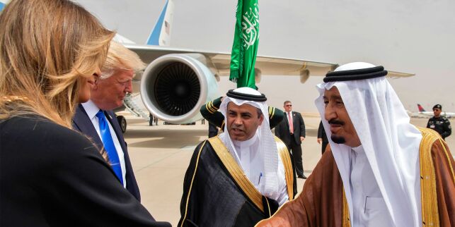 I 2015 sa Donald Trump at det var en dårlig idé, men her gjør Melania det kvinner i Saudi-Arabia ikke får lov til