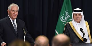 Her ber USAs utenriksminister Iran respektere ytringsfriheten - mens hans saudiarabiske kollega lytter