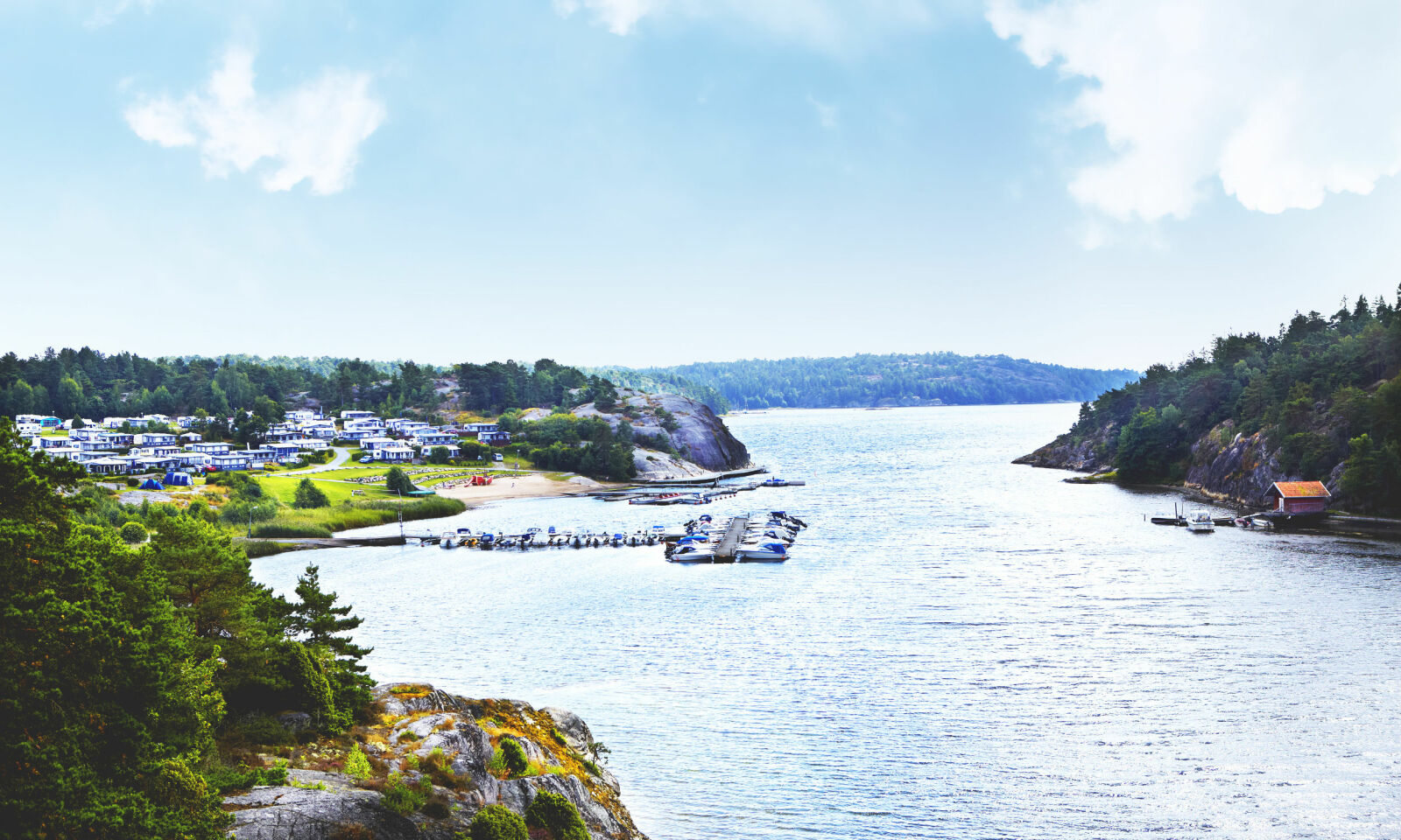 KORT VEI TIL NORGE: Ikke langt fra Strömstad ligger skjærgården i Bohuslän, hvor det er mye å oppdage. Daftö Camping er et supert sted å starte campingferien på. Foto: Visit Sweden KORT VEI TIL NORGE: Ikke langt fra Strömstad ligger skjærgården i Bohuslän, hvor det er mye å oppdage. Daftö Camping er et supert sted å starte campingferien på. Foto: Visit Sweden 
