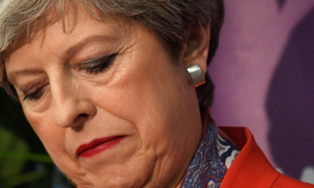 Theresa May beholder makta, men tvinges til mykere Brexit