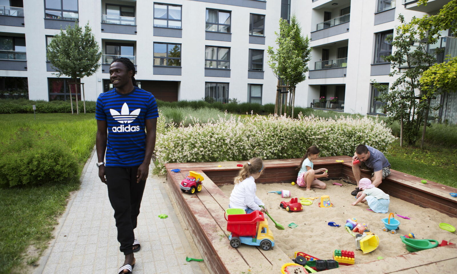 ENDA ET STOPP PÅ VEIEN: Daniel Chima Chukwu har vært i Kina - og Norge. I Warszawa bor han i et velstående forstadsområde der ikke alle de yngste har fått med seg hvem han er .
Foto: Frank Karlsen/ Dagbladet ENDA ET STOPP PÅ VEIEN: Daniel Chima Chukwu har vært i Kina - og Norge. I Warszawa bor han i et velstående forstadsområde der ikke alle de yngste har fått med seg hvem han er .
Foto: Frank Karlsen/ Dagbladet