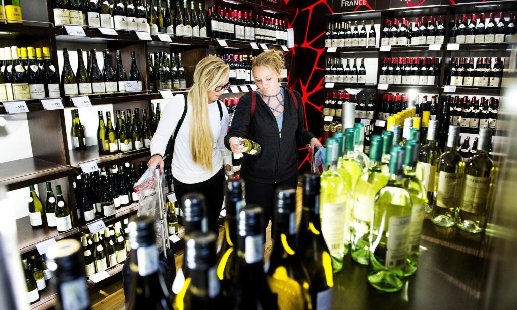Du må lete litt for å finne interessante viner til gode priser i taxfree-butikken