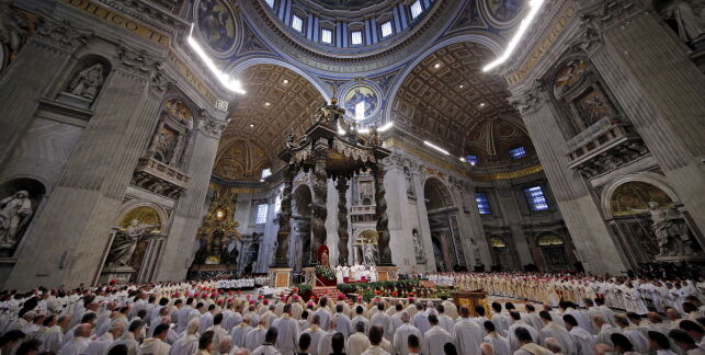 Pope Francis stands as he leads the Chrism mass in Saint Peter's basilica at the Vatican April 2, 2015. REUTERS/Giampiero Sposito TPX IMAGES OF THE DAY