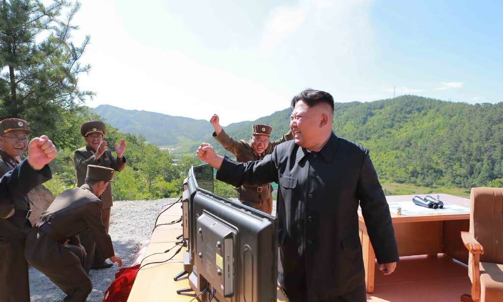 Nord-Korea lover flere «gaver» til USA. Kim Jong-un hevder det nyeste missilet kan bære et atomstridshode