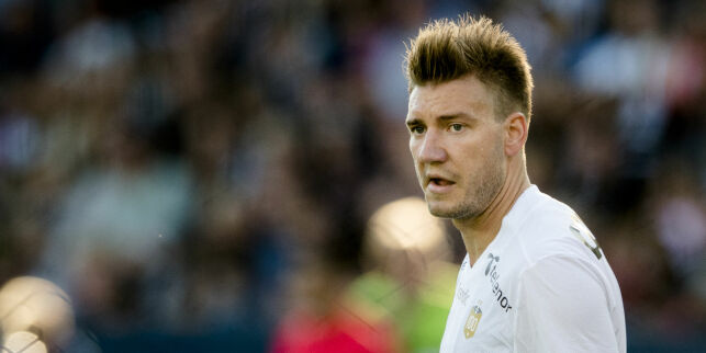 Da alle RBK-spillerne jublet, sto Bendtner igjen helt alene for seg selv. Nå hylles han