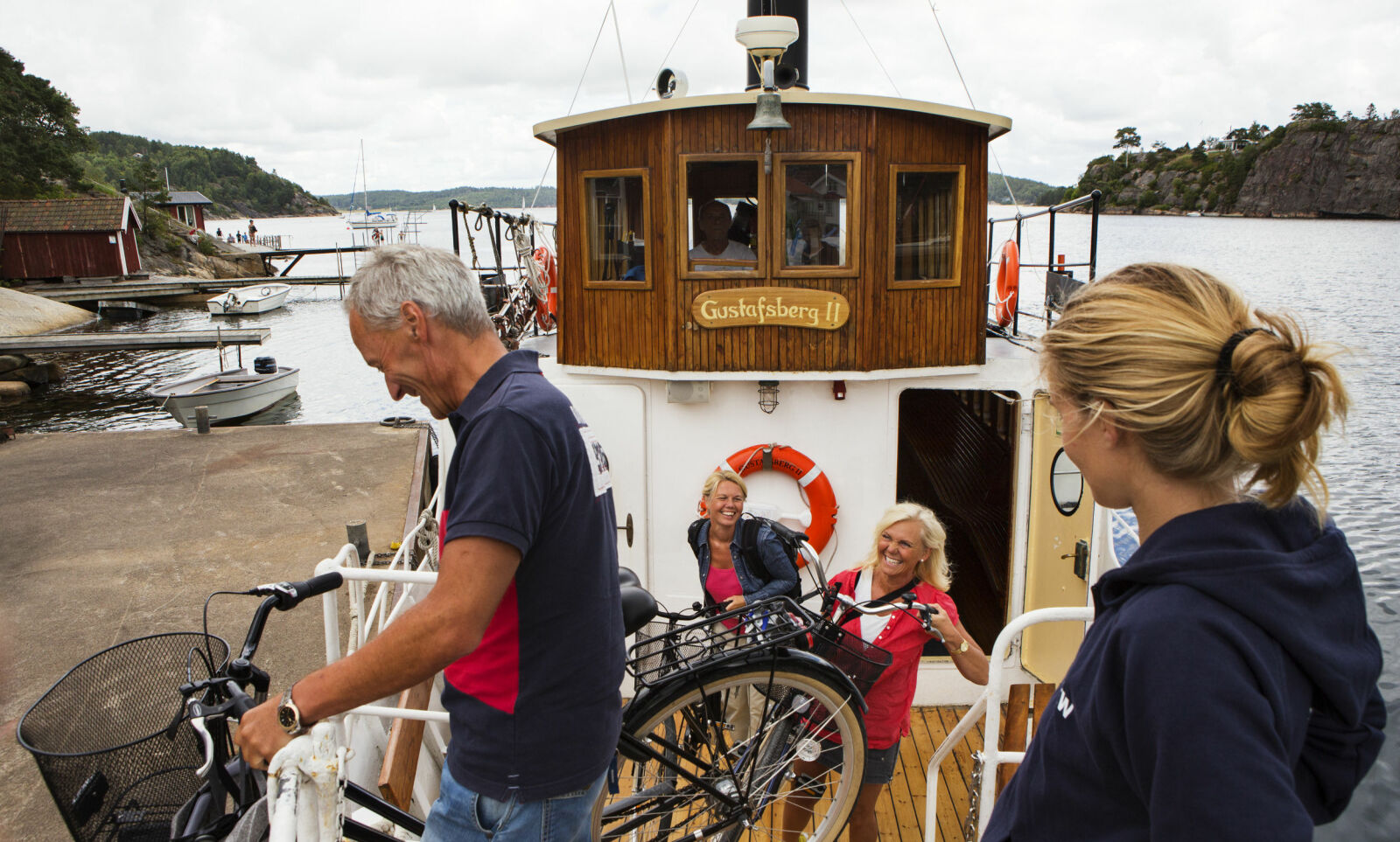 SVENSK ØYLOFFING: Selvsagt kan du ta med deg sykkelen fra øy til øy i den nydelige skjærgården i Västsverige. Foto: Roger Borgelid SVENSK ØYLOFFING: Selvsagt kan du ta med deg sykkelen fra øy til øy i den nydelige skjærgården i Västsverige. Foto: Roger Borgelid