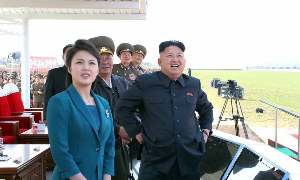 Hun smiler ofte ved diktatorens side. Likevel vet verden nesten ingen ting om Ri Sol-ju