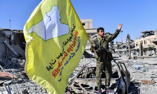 Jubler med flagg i gatene: Amerikanskstøttede styrker skal ha erobret Raqqa fra IS