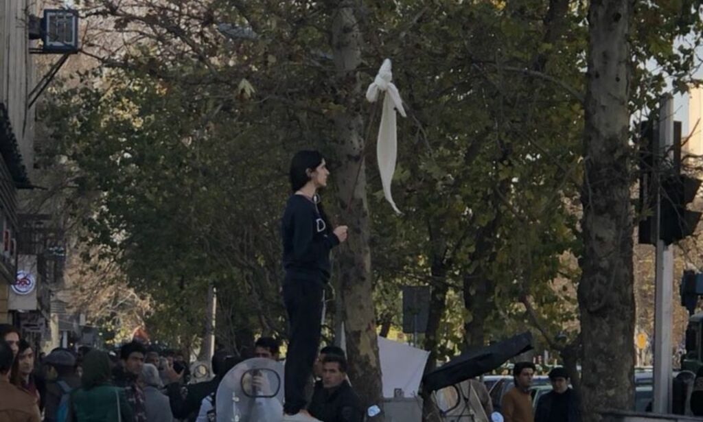 Kvinnen hylles som helt etter sin stille protest. Nå skjelver Irans ledere