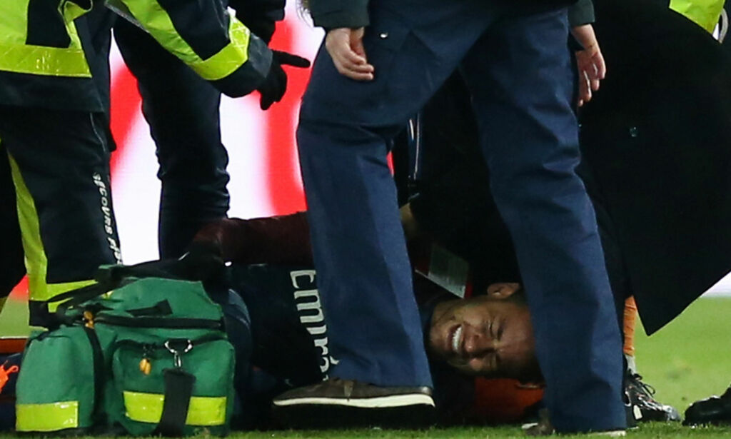 Neymar gråt av smerte. Båret av banen