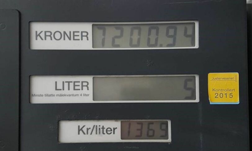 Raymond kikket med glede opp på bensintavla. Så begynte han å fylle