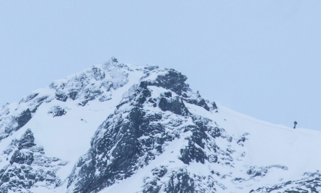 Mann i 40-åra døde. Lå under snømassene i 1 time og 40 minutter