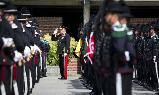 Kongens livgarde gjemte seg på do og under senga