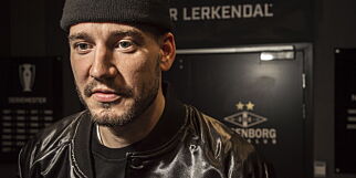 Bendtner fyrer løs: - Kunstgress er ikke fotball