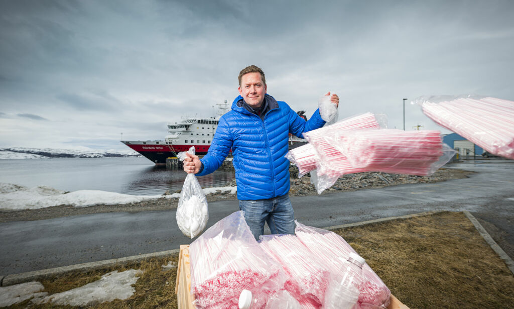 Hurtigruten tok gjestene med på strandrydding. Da begynte telefonene å ringe fra hele verden