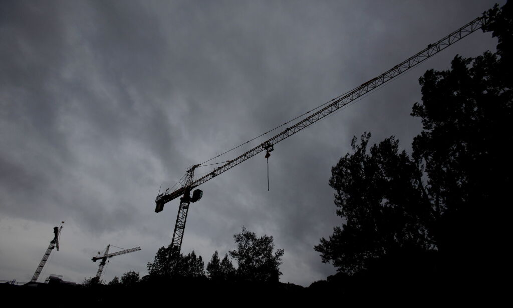 40 meter høy byggekran veltet - fem skadd i Bergen