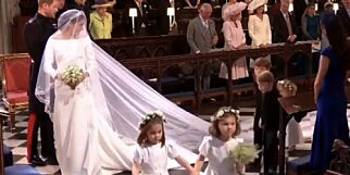 Her viser Meghan Markle fram brudekjolen