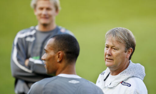 OSLO 20081014:
John Carew (med ryggen til), Steffen Iversen og landslagstrener Åge Hareide (foran t.h.) under fotballandslagets trening på Ullevaal stadion i Oslo, dagen før VM-kvalifiseringskampen i fotball mot Nederland.
Foto: Håkon Mosvold Larsen / SCANPIX