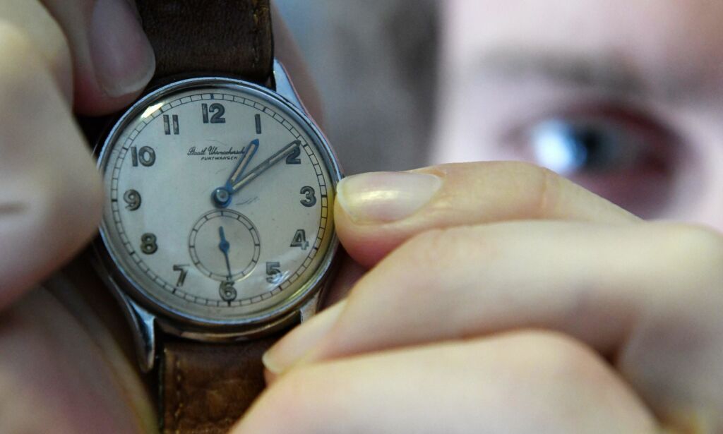 Master watchmaker Matthias Beck moves the hands of a vintage wrist watch on March 19, 2018 at the German Clock Museum in Furtwangen, southern Germany.
Time in Germany will change to daylight-saving time on early Sunday morning (March 25, 2018). / AFP PHOTO / dpa / Patrick Seeger / Germany OUT