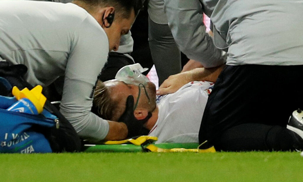 Luke Shaw båret ut av Wembley med oksygenmaske