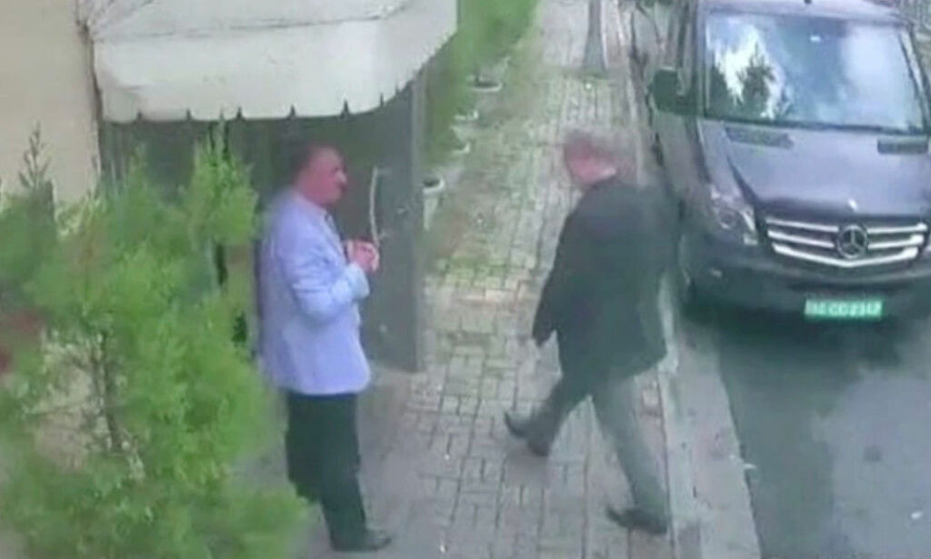 Hevder at Khashoggi skal ha blitt båret ut i et opprullet teppe