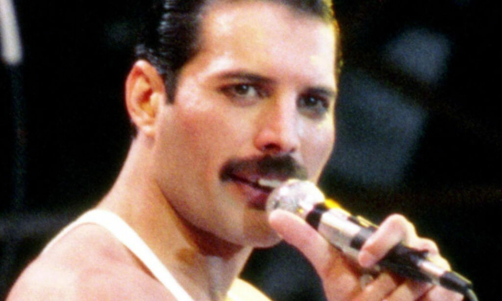 Én dag før Freddie Mercury døde, avslørte han sin tragiske skjebne