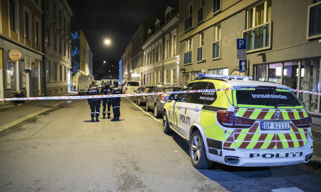 Mann knivstukket i Oslo og politibetjenter angrepet