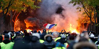 - Demonstranter stjal automatgevær fra politiet