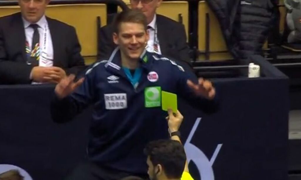 Fikk gult kort bak benken: - Kan ha tjent på det