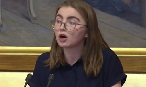 Her lekser Hulda (19) opp for Stortinget