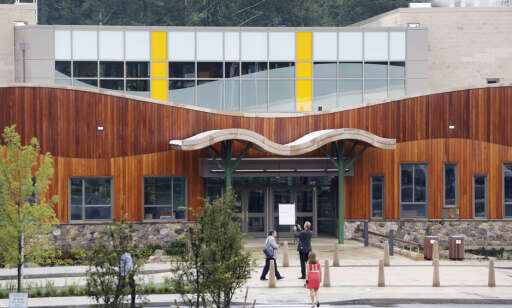 Fire år etter massakren står ny Sandy Hook-skole klar: - Hadde byttet ut denne vakre, nye skolen med den gamle om vi kunne forandret fortiden
