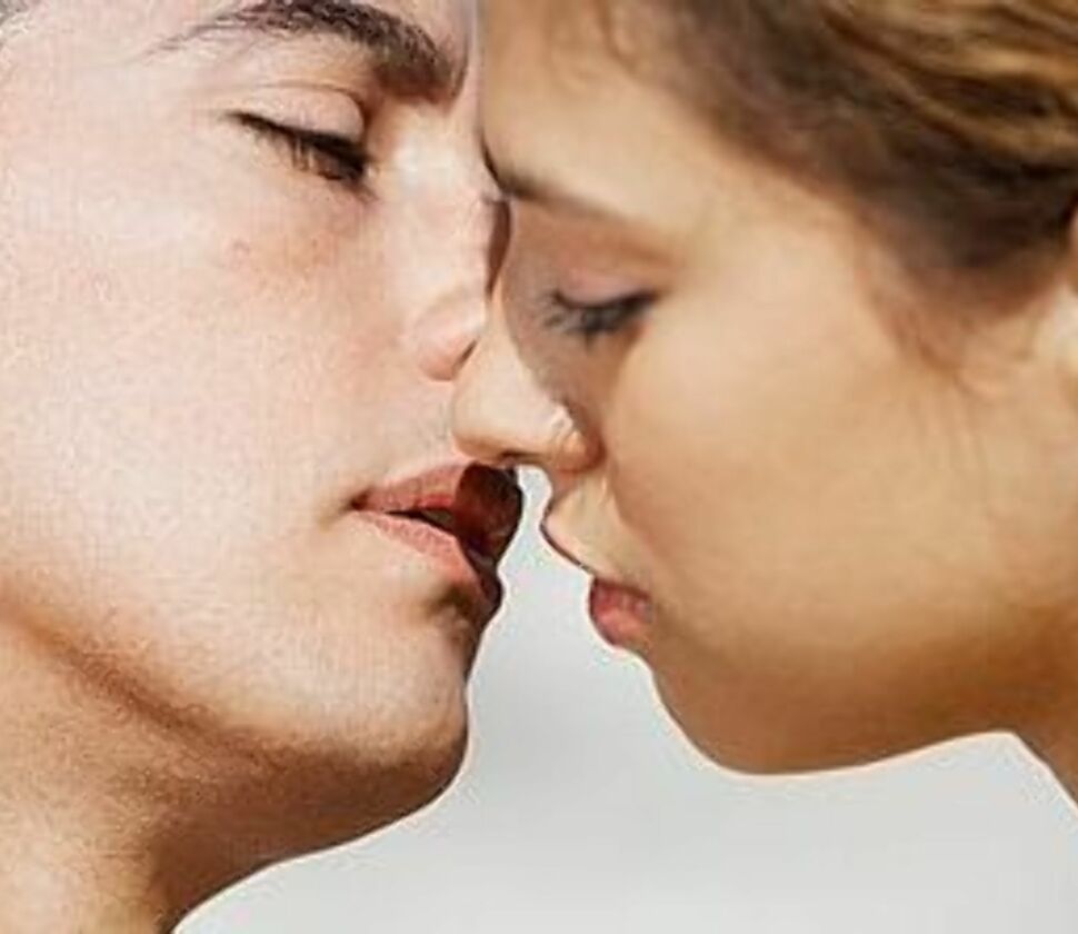 Скольких лет можно целоваться. Поцелуй картинка губы. Поцелуй с языком. Французский поцелуй техника. Тренинг по поцелуям.